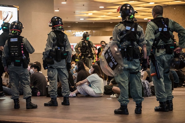 -La police de Hong Kong a procédé aux premières arrestations en vertu de la nouvelle loi sur la sécurité nationale de Pékin. Photo par DALE DE LA REY / AFP via Getty Images.