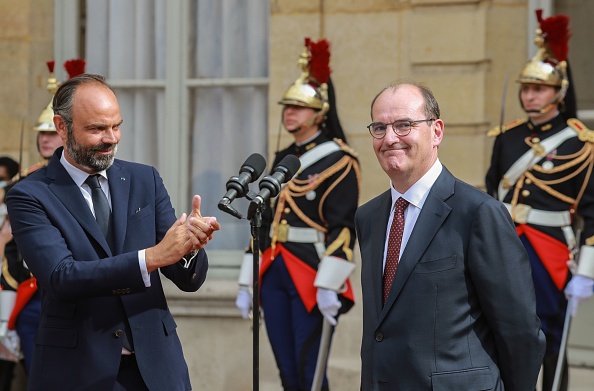  L'ex-Premier ministre Édouard Philippe salue le nouveau locataire de Matignon, Jean Castex. (Photo : LUDOVIC MARIN/AFP via Getty Images)