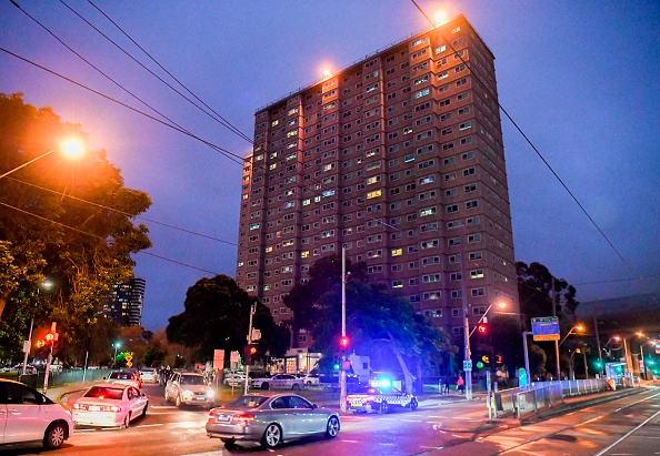 - L’un des neuf lotissements publics qui ont été verrouillés à Melbourne le 4 juillet 2020 et plus de 3000 résidents dans 1345 unités doivent rester chez eux en raison d'une résurgence de l’épidémie de coronavirus. - Photo par William WEST / AFP via Getty Images.