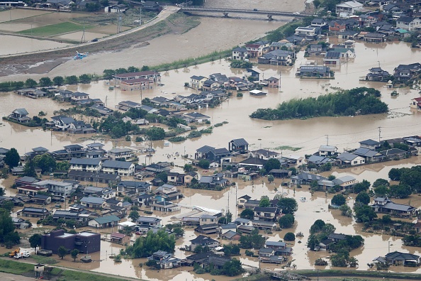 Des maisons inondées en raison de fortes pluies à Hitoyoshi, dans la préfecture de Kumamoto, le 4 juillet 2020.  Photo par STR / JIJI PRESS / AFP via Getty Images.