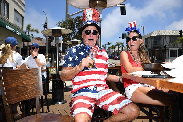 -Dave Barnes profite d'un déjeuner de vacances avec sa femme Christy Barnes dans un restaurant en plein air à Manhattan Beach, en Californie, où les plages sont fermées en raison d'une pointe de COVID-19 dans le comté de Los Angeles, le 4 juillet 2020, le jour de l'indépendance des États-Unis. Photo de Robyn Beck / AFP via Getty Images.