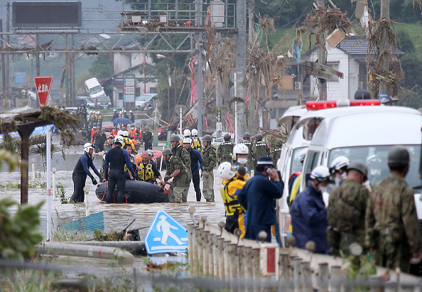  - Des résidents sont évacués de la zone touchée par les inondations par des canots pneumatiques dans le village de Kuma, préfecture de Kumamoto, le 5 juillet 2020. Photo par STR / JIJI PRESS / AFP via Getty Images.