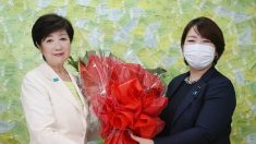 La gouverneure de Tokyo Yuriko Koike emporte haut la main un second mandat