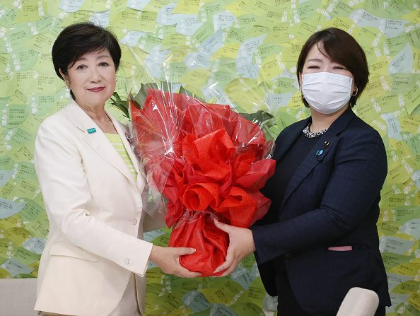 -Le gouverneur de Tokyo Yuriko Koike reçoit un bouquet de fleurs à Tokyo le 5 juillet 2020 pour fêter sa victoire, elle est élue chef de l'une des villes les plus peuplées du monde. Photo par STR / JIJI PRESS / AFP via Getty Images.