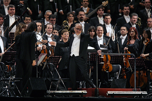 -Le compositeur italien Ennio Morricone se produit lors d'un concert en plein air à Santiago le 19 mars 2008. La musique de Morricone pour les films a reçu plusieurs nominations aux Oscars, et en 2007, il a été récompensé pour l'ensemble de son travail. Photo par RAUL BRAVO / AFP via Getty Images.