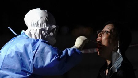 La source de la dernière épidémie de virus à Pékin reste un mystère alors que les autorités s’efforcent d’en contenir la propagation