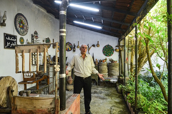  -Après que la guerre en Syrie a chassé les vers à soie de ses mûriers, Mohammed Saud, 65 ans, a transformé son atelier en un musée de la soie pour célébrer l'artisanat ancien. Photo de MAHER AL MOUNES / AFP via Getty Images.