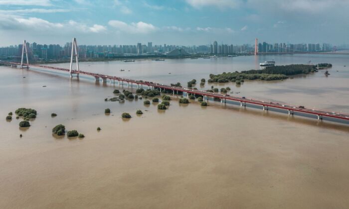 Inondations du Yangtsé à Wuhan, en Chine, le 8 juillet 2020. (STR/AFP via Getty Images)