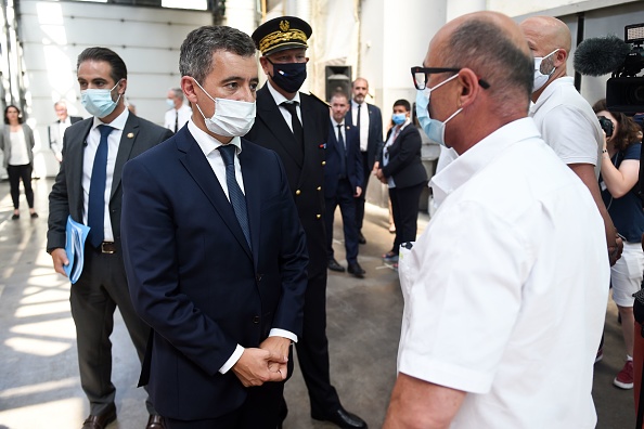 Le ministre de l'intérieur, Gérald Darmanin, rencontre les chauffeurs de bus de la société Chronoplus à Bayonne, suite au décès d'un de leurs collègues qui a été sévèrement battu par des passagers refusant de porter des masques de protection. (Photo : GAIZKA IROZ/AFP via Getty Images)