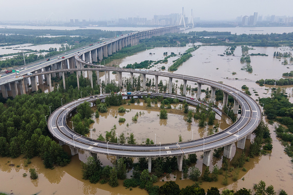 -La pression du niveau élevé de l'eau dans le fleuve Yangtze, à Wuhan dans la province centrale du Hubei en Chine le 13 juillet 2020. Photo par STR / AFP/ China OUT via Getty Images.