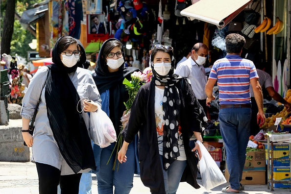 -Des femmes iraniennes portent un équipement de protection au milieu de la pandémie de COVID-19, font leurs courses au marché Tajrish Bazaar de la capitale Téhéran le 14 juillet 2020. Photo par ATTA KENARE / AFP via Getty Images.