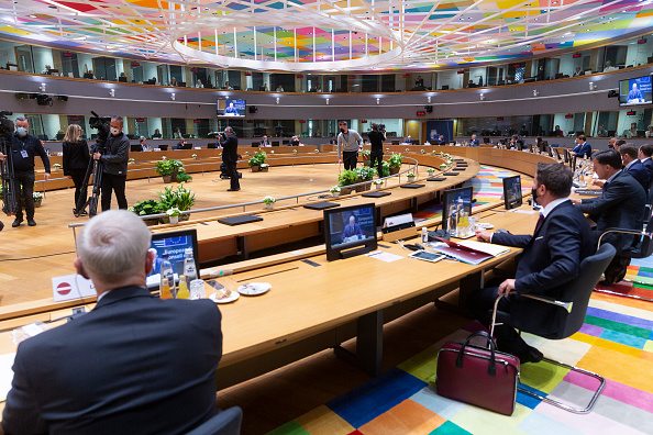 -Les dirigeants de l'UE participent à un sommet de l'UE le 17 juillet 2020 à Bruxelles, en Belgique. Photo de Thierry Monasse / Getty Images.