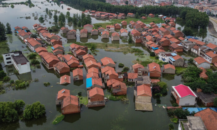 Une vue aérienne montre des immeubles résidentiels inondés à Jiujiang, dans la province centrale du Jiangxi, en Chine, le 18 juillet 2020. (Hector Retamal/AFP via Getty Images)