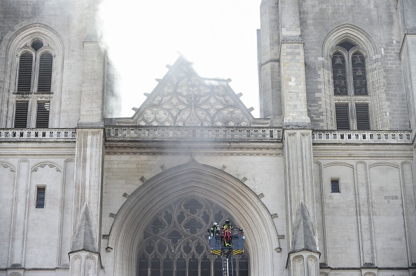 Incendie à la cathédrale Saint-Pierre-et-Saint-Paul de Nantes, dans l'ouest de la France, le 18 juillet 2020. (Photo : SEBASTIEN SALOM-GOMIS/AFP via Getty Images)