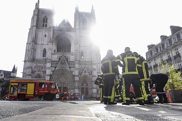 La cathédrale gothique Saint-Pierre-et-Saint-Paul de Nantes a été victime d'un incendie le 18 juillet 2020. Le grand orgue a été détruit. Une enquête pour "incendie volontaire" est ouverte. (SEBASTIEN SALOM-GOMIS/AFP via Getty Images)
