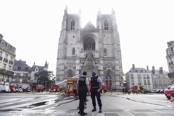 -Un incendie qui a éclaté à l'intérieur de la cathédrale gothique de Nantes le 18 juillet a été maîtrisé, ont indiqué des responsables des urgences. « Les dégâts sont concentrés sur l'orgue, qui semble totalement détruit ». Photo by SEBASTIEN SALOM-GOMIS/AFP via Getty Images.