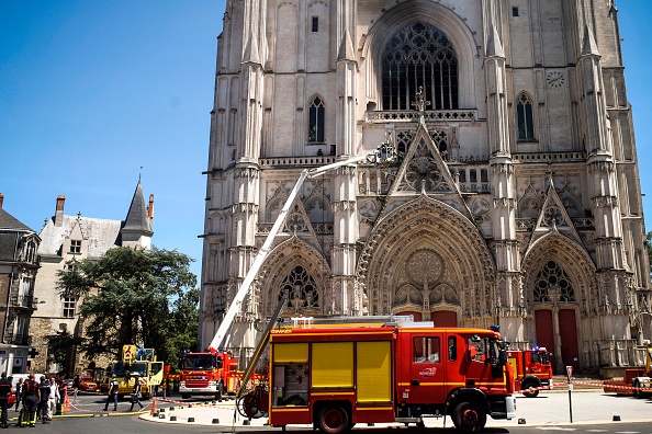 L’incendie qui a touché la cathédrale gothique de Nantes, déjà ravagée en 1972 par un incendie brulant sa charpente, a causé un grand émoi samedi, plus d’un an après le feu à Notre-Dame de Paris. (SEBASTIEN SALOM-GOMIS/AFP via Getty Images)