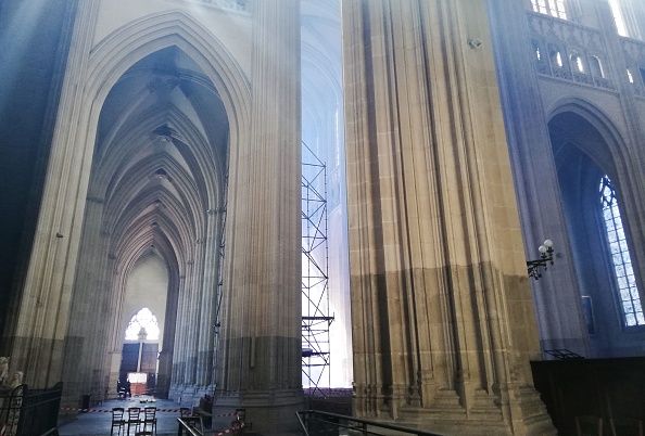 -Un incendie a éclaté à l'intérieur de la cathédrale gothique de Nantes le 18 juillet et a été contenu. "Les dégâts sont concentrés sur l'orgue, qui semble totalement détruit. Sa plate-forme est très instable et pourrait s'effondrer", a déclaré le chef régional des pompiers. Photo par Fanny ANDRE / AFP via Getty Images.