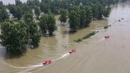 Des milliers de personnes prises au piège, submergées alors que les autorités chinoises déversent des eaux pluviales dans les villages