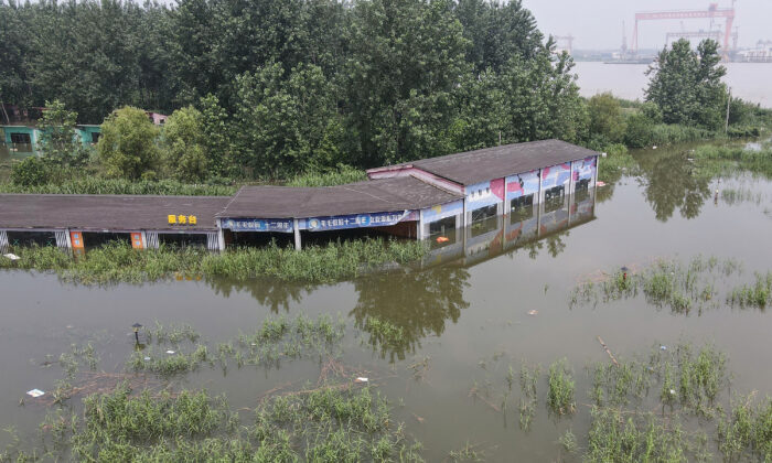 Un bâtiment est inondé par une inondation à Zhenjiang, en Chine, le 20 juillet 2020. (STR/AFP via Getty Images)