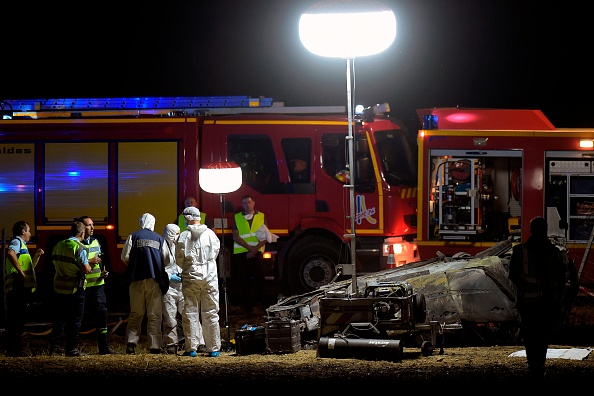 Les sauveteurs et les pompiers interviennent sur le site de l'accident de voiture qui a tué 5 enfants et blessé 4 personnes, sur l'autoroute A7 près d'Albon, dans la Drôme. (Photo : OLIVIER CHASSIGNOLE/AFP via Getty Images)