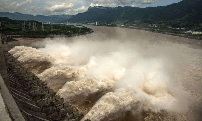 Le barrage des Trois-Gorges déverse les eaux de crue à Yichang, en Chine, le 19 juillet 2020. (AFP via Getty Images)
