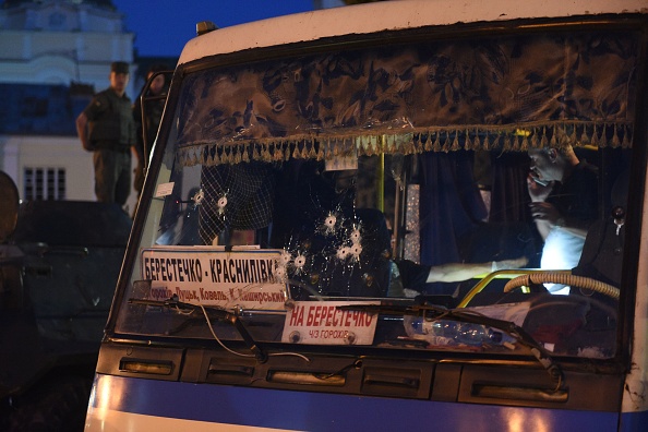 -Des trous de balles dans le pare-brise d'un bus interurbain après que la police a libéré tous les otages d'un bus et arrêté l'homme armé qui les a détenus pendant plus de 12 heures dans la ville de Loutsk, le 21 juillet 2020. - Photo par YURIY DYACHYSHYN / AFP via Getty Images.