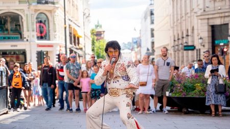 Un Norvégien bat un record du monde en chantant du Elvis pendant 50 heures