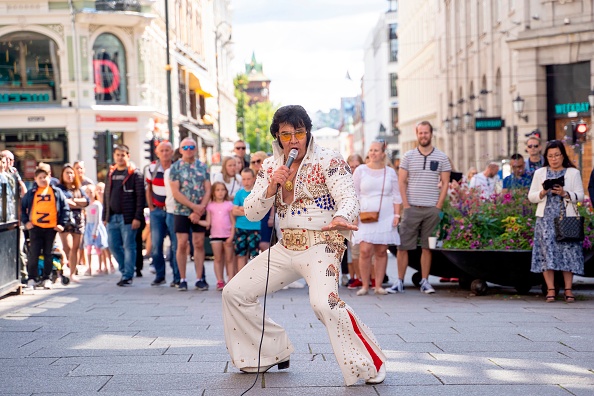 -L'artiste norvégien Kjell Elvis se produit dans le centre d'Oslo pour tenter de battre le record du plus long marathon de chant Elvis Presley au monde le 23 juillet 2020 à Oslo. Photo par Fredrik Hagen / NTB Scanpix / AFP via Getty Images.