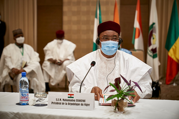 -Mahamadou Issoufou, président du Niger assiste à une réunion à Bamako le 23 juillet 2020, les dirigeants ouest-africains se rassemblent dans une nouvelle impulsion pour mettre fin à une crise politique croissante dans l'État fragile du Mali. Photo par MICHELE CATTANI / AFP via Getty Images.