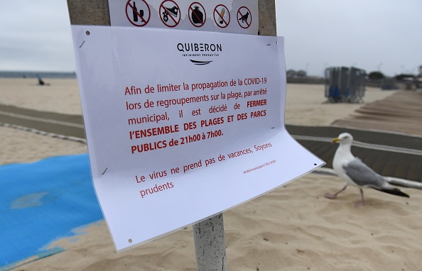 -Un panneau d'information est placé devant la plage le 27 juillet 2020 à Quiberon, dans l'ouest de la France. Photo par Fred TANNEAU / AFP via Getty Images.