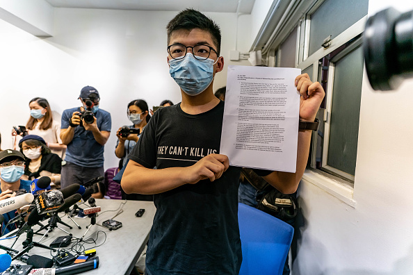 -Le militant pro-démocratie Joshua Wong participe à une conférence de presse après avoir été disqualifié pour ses nominations au Conseil législatif le 31 juillet 2020 à Hong Kong, Chine. Photo par Anthony Kwan / Getty Images