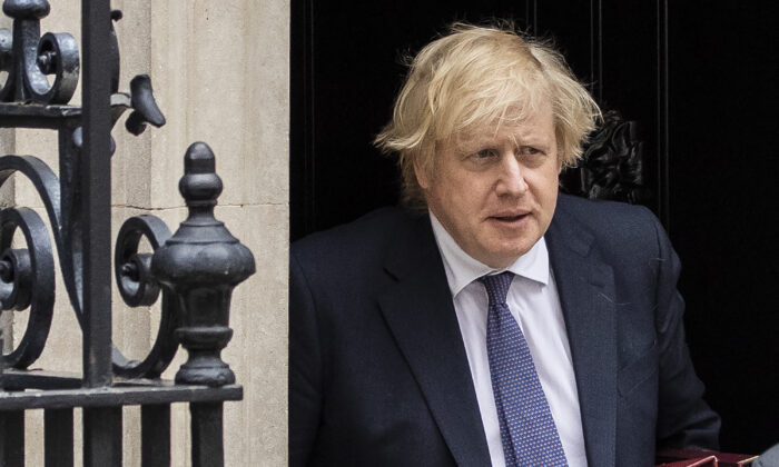 Le Premier ministre britannique Boris Johnson quitte le 10 Downing Street pour assister à la réunion hebdomadaire des questions des Premiers ministres à Londres, en Angleterre, le 1er juillet 2020. (Dan Kitwood/Getty Images)