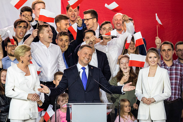 -La commission électorale a déclaré que Duda avait obtenu 51,2% des suffrages lors du second tour de scrutin, tandis que son rival Trzaskowski a remporté 48,8%. Photo de Maja Hitij / Getty Images.