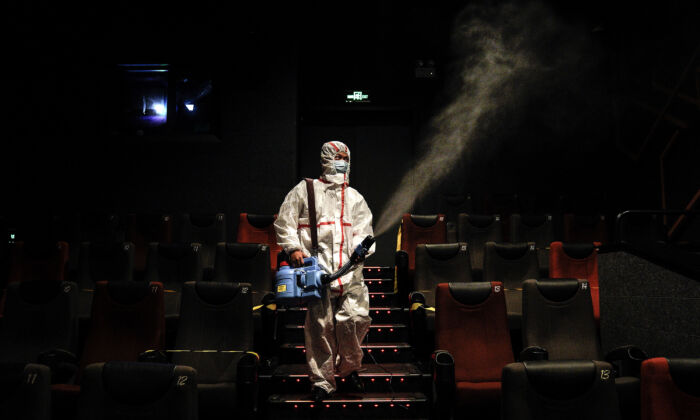Un employé désinfecte un cinéma à Wuhan, en Chine, le 20 juillet 2020. (Getty Images)