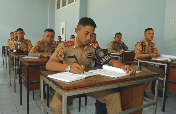 -Illustration- Une salle de classe de l'Indonésie Air Force Académie le 29 août 2002 à Yogyakarta, Java central, Indonésie. Photo de Dimas Ardian / Getty Images.