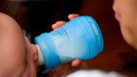 Hauts-de-France : une maman alerte les consommateurs après avoir trouvé un ver dans du lait Gallia