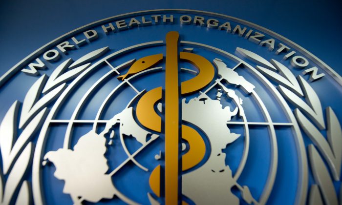 Le logo de l'Organisation mondiale de la santé (OMS) à son bureau de Pékin, le 19 avril 2013 (Ed Jones/AFP/Getty Images)