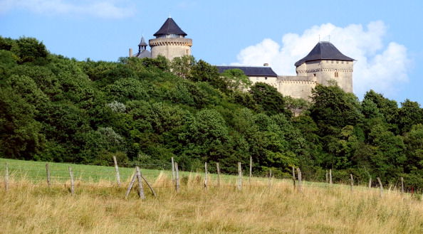 Le château de Malbrouck, construit en 1434, fait partie des 40 sites de loisirs et sites culturels et patrimoniaux où les collégiens peuvent utiliser leurs chèques cadeaux. (JEAN-CHRISTOPHE VERHAEGEN/AFP via Getty Images)