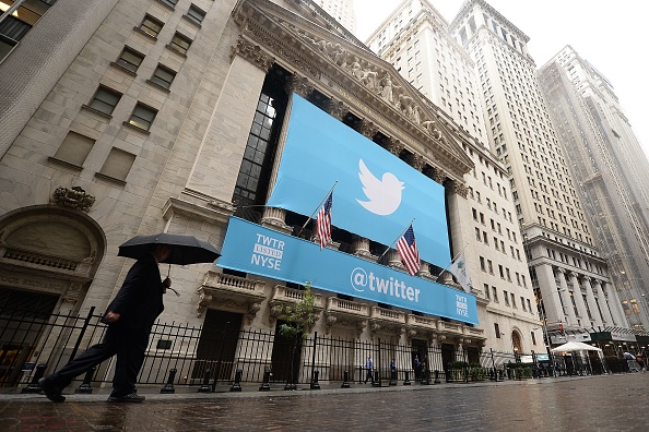 -Une bannière avec le logo de Twitter est placée sur le devant de la Bourse de New York (NYSE) le 7 novembre 2013 à New York. Photo EMMANUEL DUNAND / AFP via Getty Images.