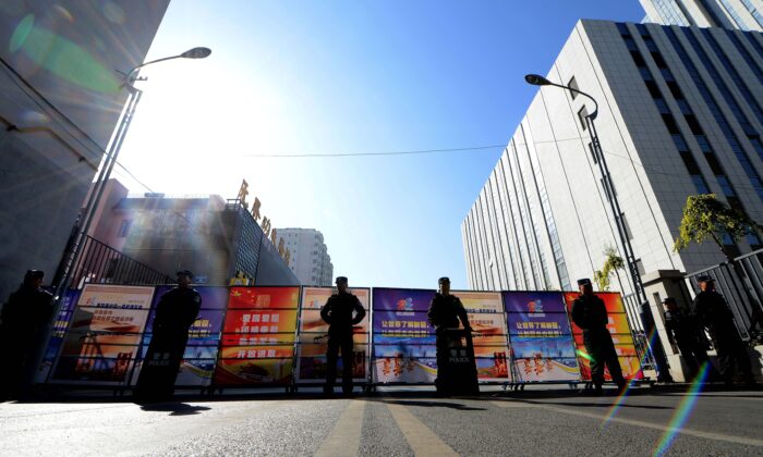 Le 17 septembre 2014, la police chinoise a bouclé la route menant au tribunal populaire intermédiaire d'Urumqi, dans la région du Xinjiang, à l'extrême ouest de la Chine. (GOH CHAI HIN/AFP via Getty Images)