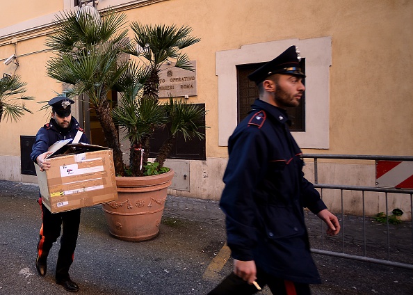 -Illustration- Les carabiniers portent des documents saisis à Rome lors d'une opération de police contre une organisation criminelle romaine. Photo FILIPPO MONTEFORTE / AFP via Getty Images.