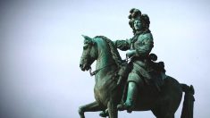 Caen : des hommes protègent une statue de Louis XIV et se font traiter de «fachos» par des manifestants antiracistes