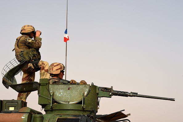 Soldat français du 93e Régiment d'artillerie de montagne, participant à l'opération "Barkhane", une opération anti-terroriste dans le Sahel. (Photo : PHILIPPE DESMAZES/AFP via Getty Images)