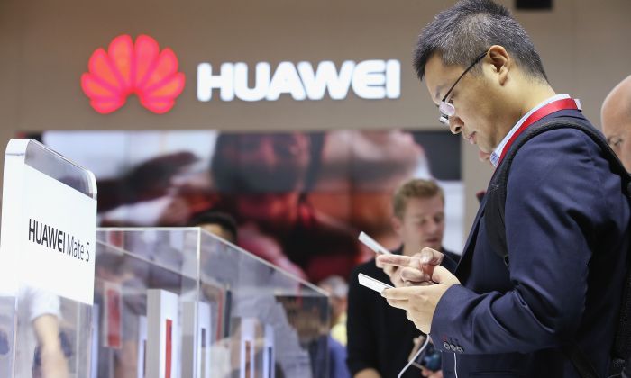 Un visiteur teste le smartphone Huawei Mate S sur le stand de Huawei au salon de l'électronique et de l'électroménager IFA 2015 à Berlin, le 4 septembre 2015. (Sean Gallup/Getty Images)