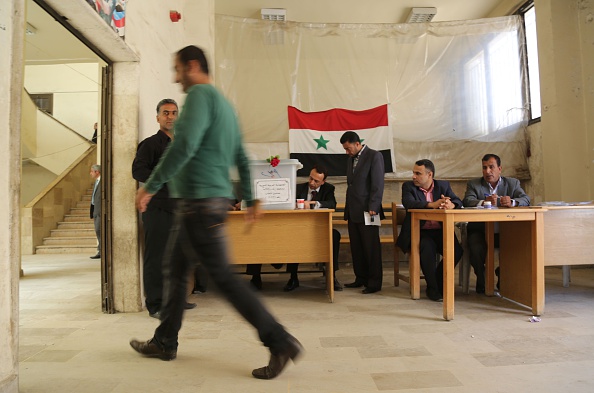 -Illustration-Des Syriens ont voté aux élections législatives dans un bureau de vote de la ville syrienne de Qamishli, dans le nord-ouest de la Syrie. Photo Delil SOULEIMAN / AFP via Getty Images. 