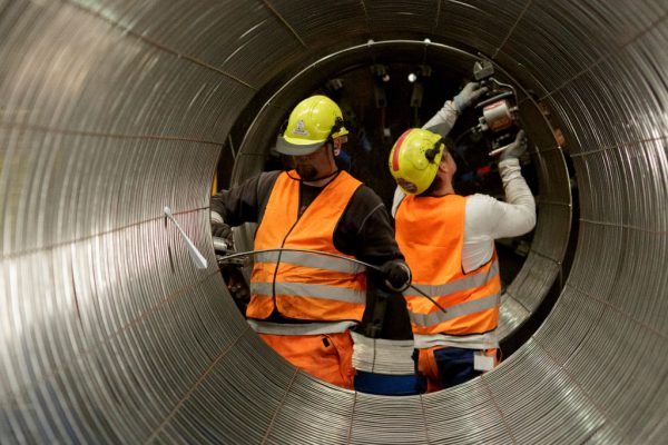 Des ouvriers installent des tuyaux dans le cadre du projet Nord Stream 2 à Sassnitz, en Allemagne, le 19 octobre 2017. (Carsten Koall/Getty Images)
