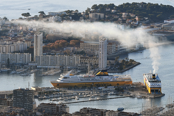 Un bateau de la Corsica Ferries dans le port de Toulon. (BORIS HORVAT/AFP via Getty Images)