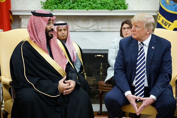 -Illustration- Le prince héritier d'Arabie saoudite Mohammed bin Salman lors d'une réunion avec le président américain Donald Trump dans le bureau ovale de la Maison Blanche le 20 mars 2018 à Washington. Photo par MANDEL NGAN / AFP via Getty Images.