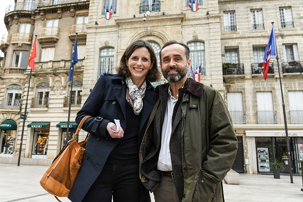 Robert Ménard, maire de Béziers et président de l'agglomération Béziers-Méditerranée, et son épouse Emmanuelle Ménard, députée de la 6e circonscription de l'Hérault, devant la mairie de Béziers en mars 2018. (PASCAL GUYOT/AFP via Getty Images)